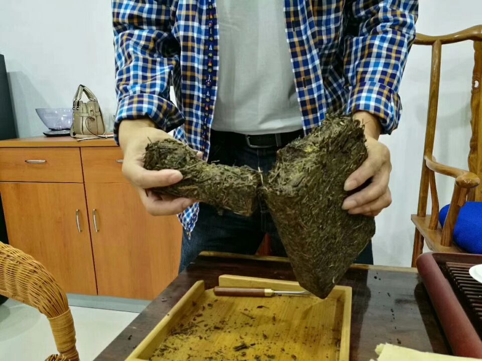 一到秋冬天，湖南特产茯砖茶就卖得格外好